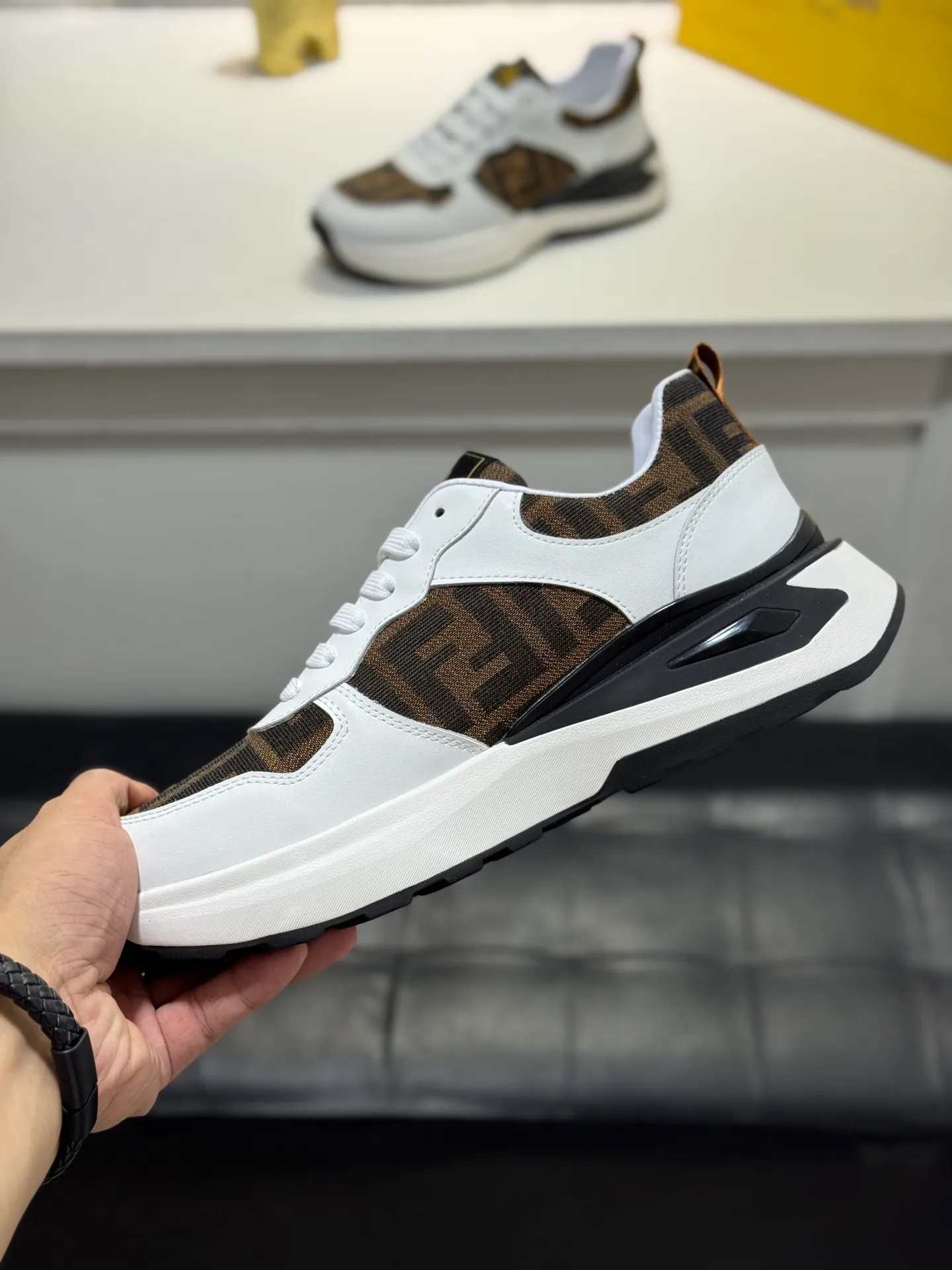 Men's shoes 💰440 [New style] 🐛🐛FENDI* Fendi! Purchasing agent level🔥hot style, the upper is made of cowhide➕canvas, and the lightweight non-slip outsole. Top quality in the market, personally performed by many celebrities, fashionable and popular, versatile and popular, simple yet tasteful, a must-have for fashionistas, exuding a fashionable and casual atmosphere, fashion is at your feet, wear it with confidence. Size: 38-44 (45 customized